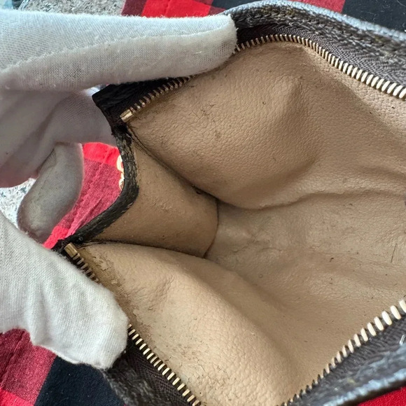 Louis Vuitton
LV Monogram Pouch converted Crossbody - Picture 9 of 13